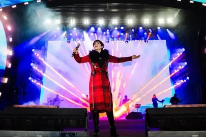 Aydilge&apos;den sahnede duygulandıran Filistin mesajı