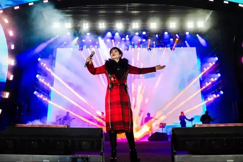 Aydilge&apos;den sahnede duygulandıran Filistin mesajı