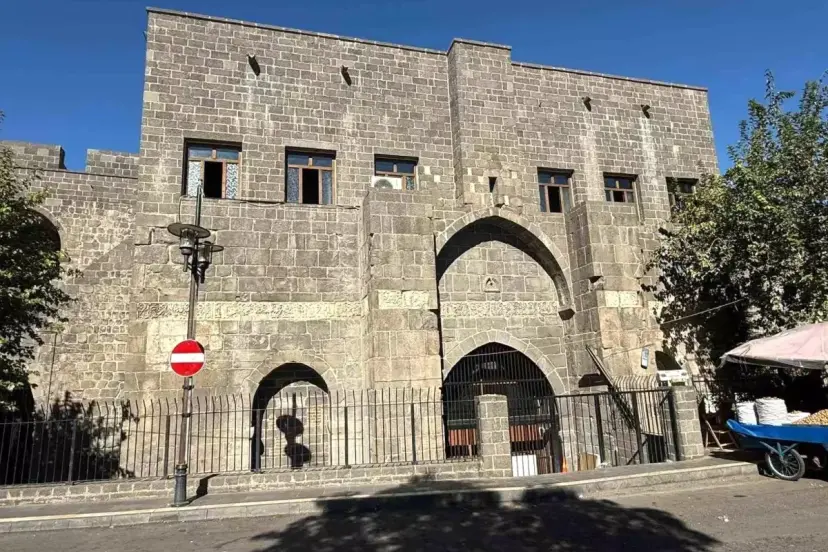 Diyarbakır&apos;daki 969 Yıllık Mervani Camisi&apos;nde Su Sorunu