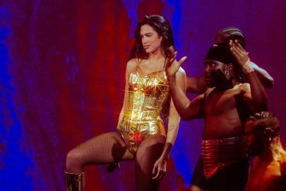 Dua Lipa, Los Angeles’ta büyüledi! Sesi de tarzı da beğeni topladı