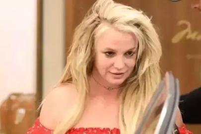 Dünyaca ünlü şarkıcı Britney Spears merdivenlerden düştü!