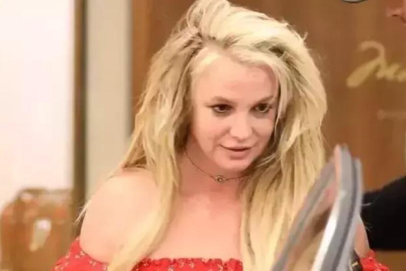 Dünyaca ünlü şarkıcı Britney Spears merdivenlerden düştü!