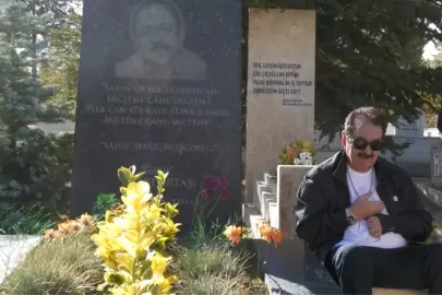 İbrahim Tatlıses, Neşet Ertaş&apos;ın Mezarı Başında Saygı Duruşunda Bulundu