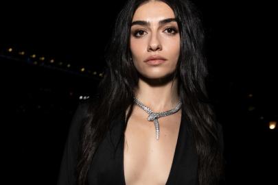 İnci Taneleri'nin yıldızı Hazar Ergüçlü'nün leopar tarzı! Pozuna yorum yağdı