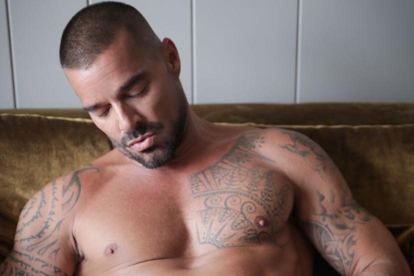 Ricky Martin son pozuyla şaşırttı! Çıplak fotoğrafı yorum aldı