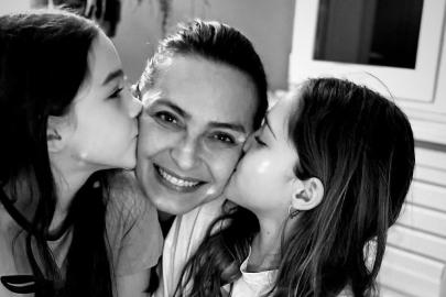 Ayça Bingöl'ün ikiz kızları 10 yaşına girdi! Doğum günü partisinden fotoğraf var