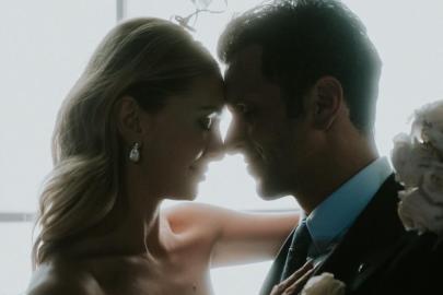 Yeni gelin Yasemin Kay Allen'dan yeni poz! Kırmızılar içinde