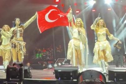 Manifest ilk İngiltere konserini verdi! Sahnede bayrağımızı açtılar