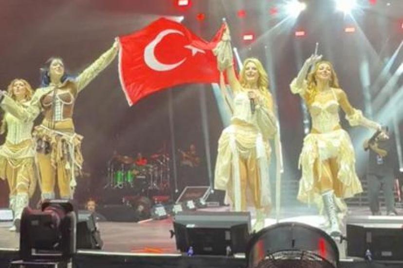 Manifest ilk İngiltere konserini verdi! Sahnede bayrağımızı açtılar